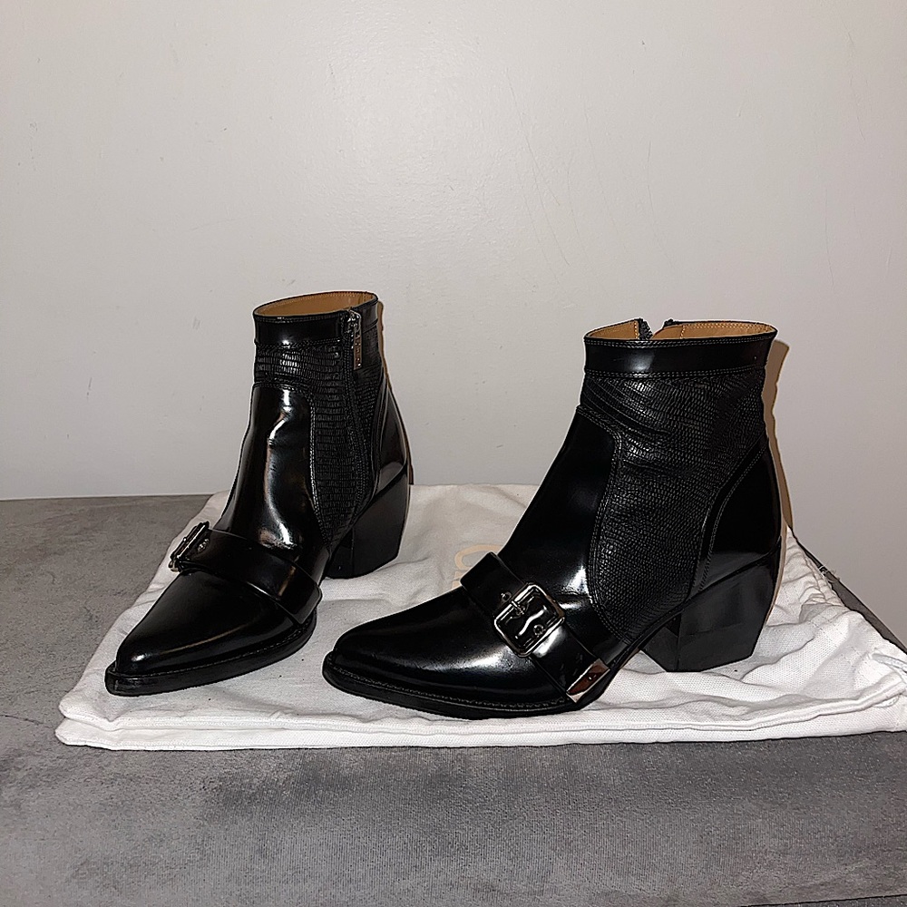 Ankle boots. Size 38.5, Black color. Wore them 3 times. Very good condition.